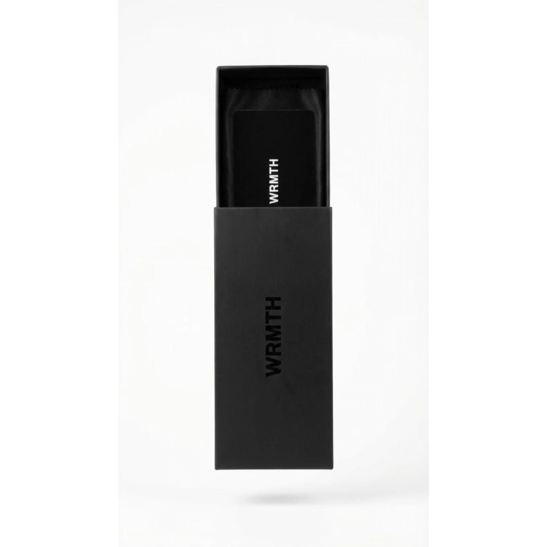 Estuche rígido negro Warmouth con tarjeta de presentación WRMTH, packaging premium incluido con las gafas Candy.