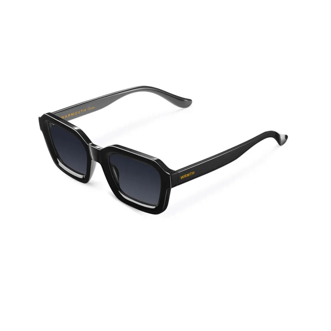 Gafas de sol Warmouth Dustin Black Black vista lateral, montura rectangular negra con lente naranja y logo WRMTH dorado en patilla.