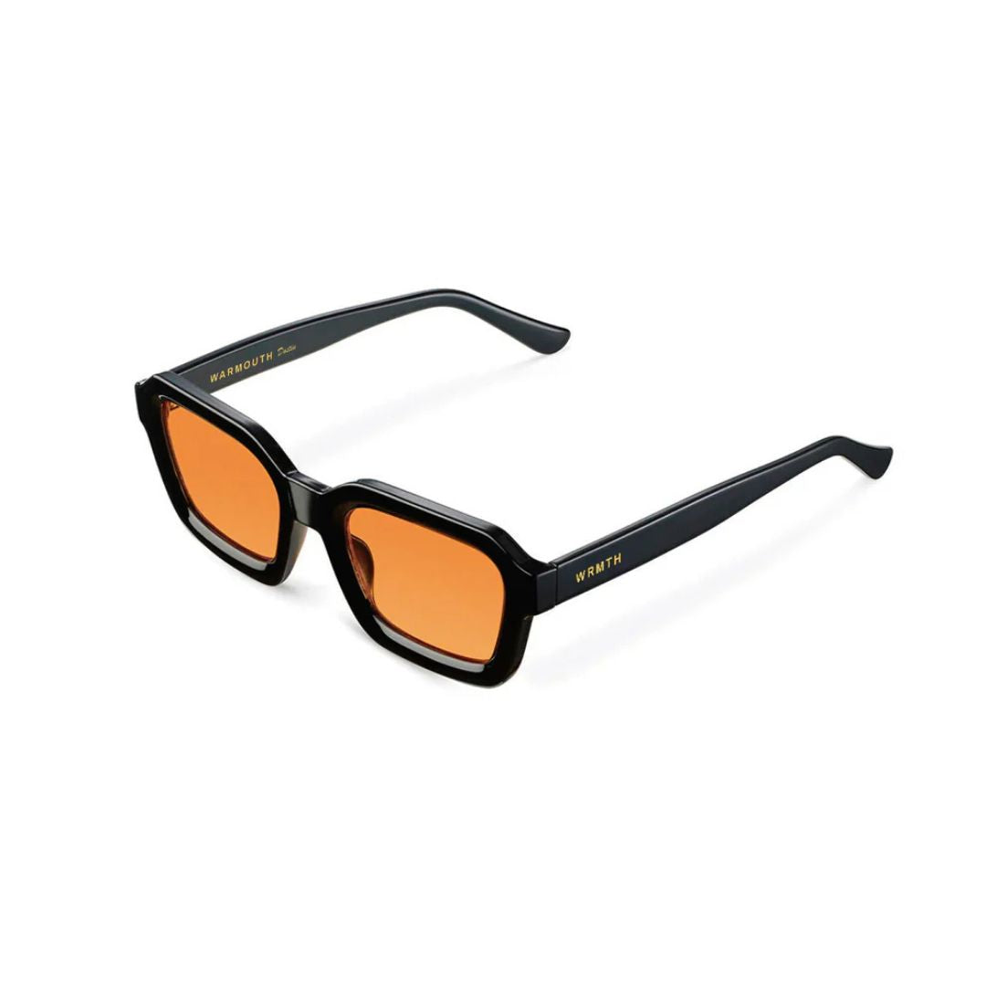 Gafas de sol Warmouth Dustin Black vista lateral, montura rectangular negra con lente gris degradada y logo WRMTH dorado.