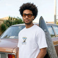 Hombre con gafas de sol Warmouth Dustin Black puestas, lente gris degradada y montura negra, look urbano playero.