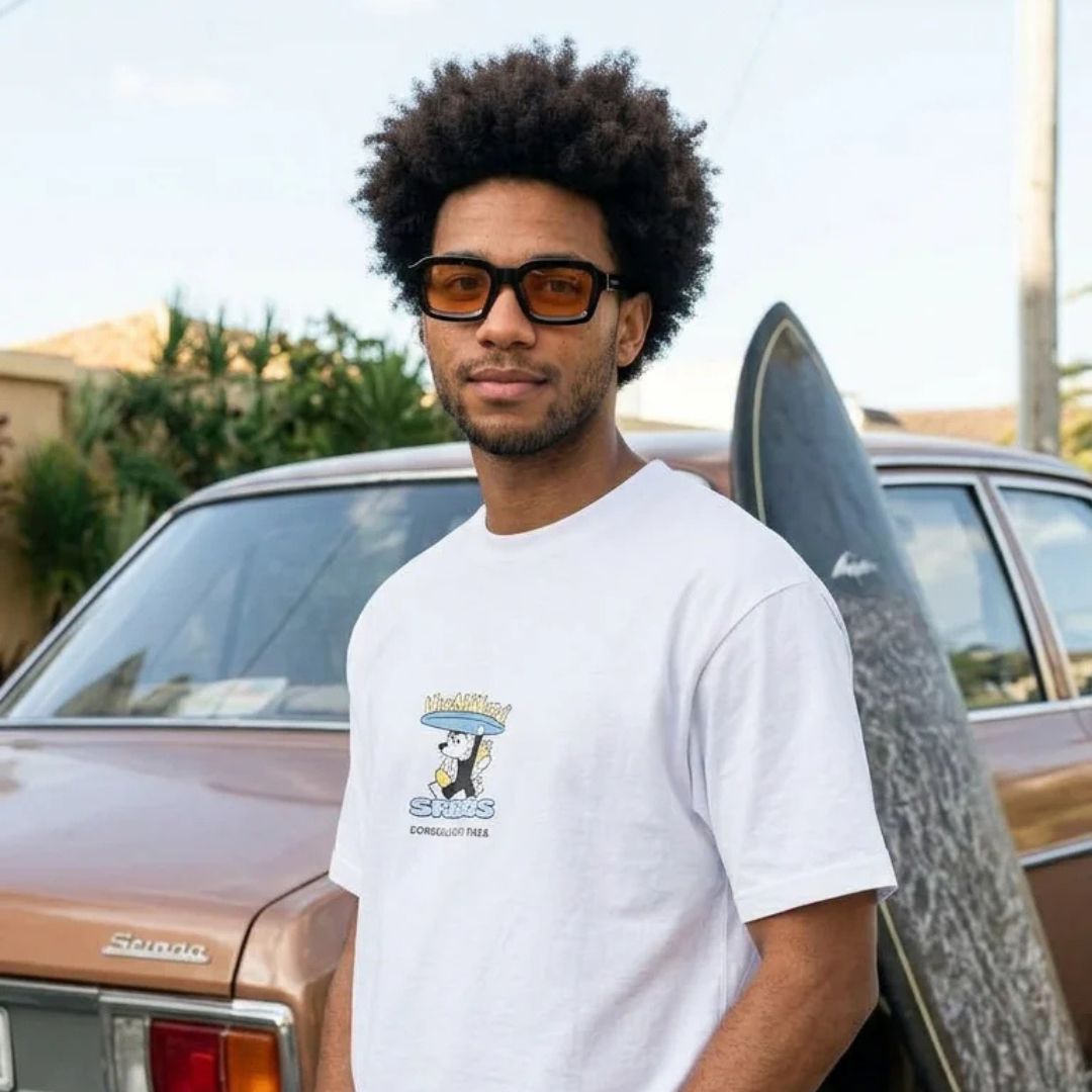 Hombre con gafas de sol Warmouth Dustin Black puestas, lente gris degradada y montura negra, look urbano playero.