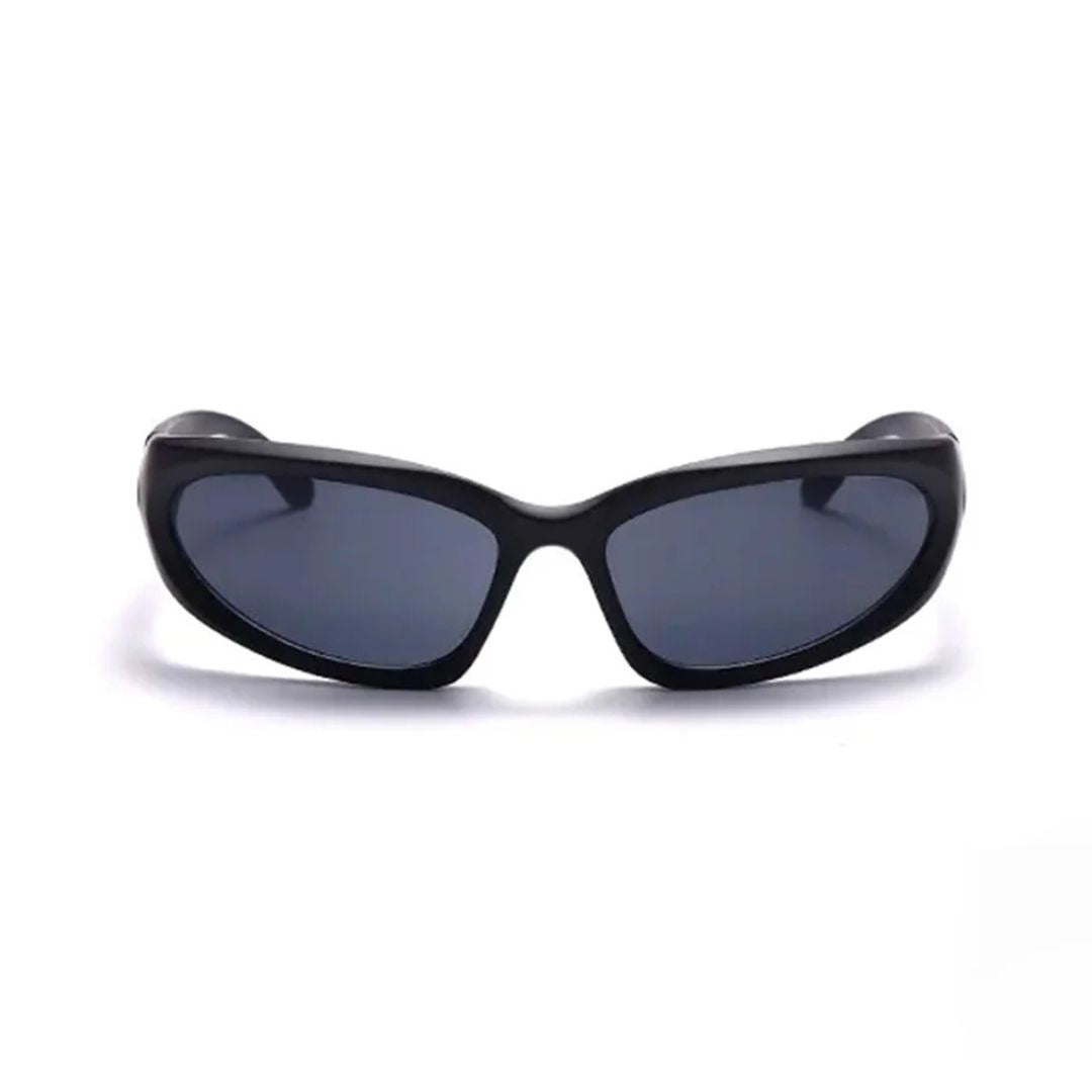Gafas de sol Warmouth Iconic Black vista frontal, montura envolvente de policarbonato negro con lente panorámica gris oscura UV400.