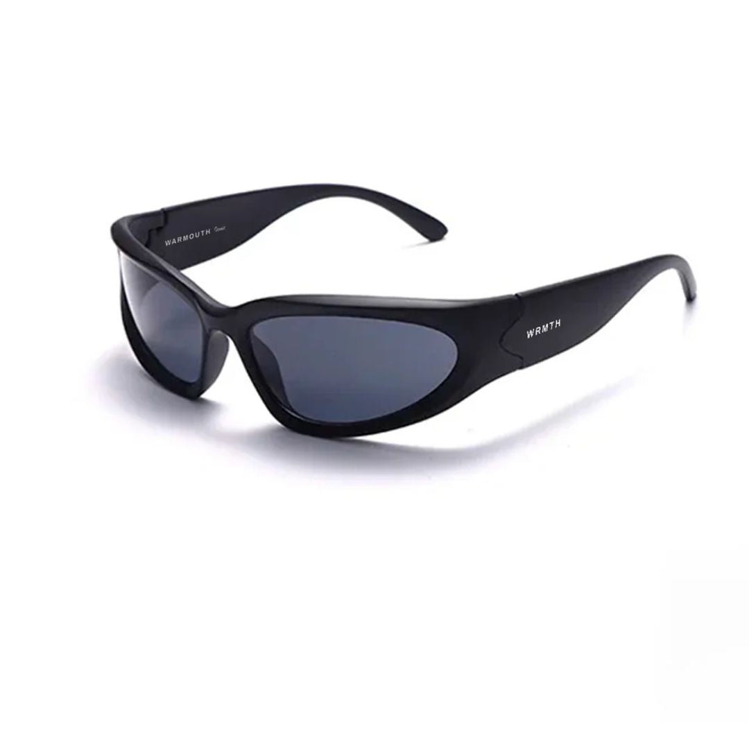 Gafas de sol Warmouth Iconic Black vista lateral tres cuartos, montura negra envolvente con logo WRMTH y patilla corta de ajuste deportivo.