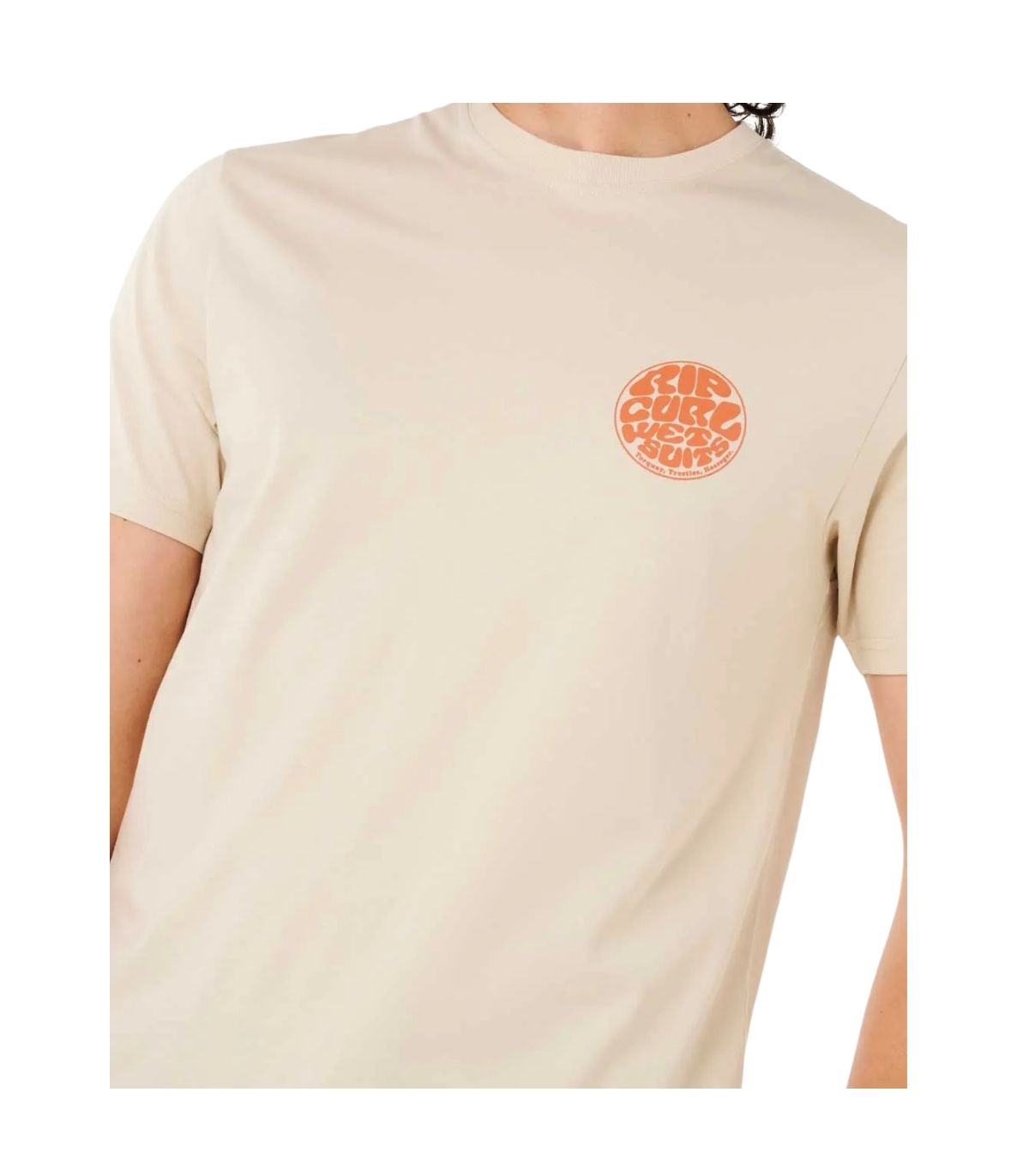 CAMISETA manga corta beige. Composición principal: 100% algodón, corte estándar, estampado frontal. Vista de cerca. logo.