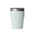 YETI Rambler 16 oz Stackable Cup color Ridgeline vaso térmico apilable vista posterior con logo repujado.