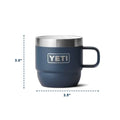 Taza Yeti Rambler 6 oz azul Navy colocada bajo una cafetera espresso, mostrando compatibilidad de altura