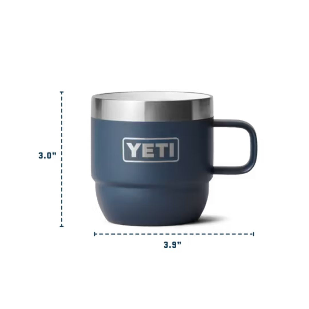 Taza Yeti Rambler 6 oz azul Navy colocada bajo una cafetera espresso, mostrando compatibilidad de altura