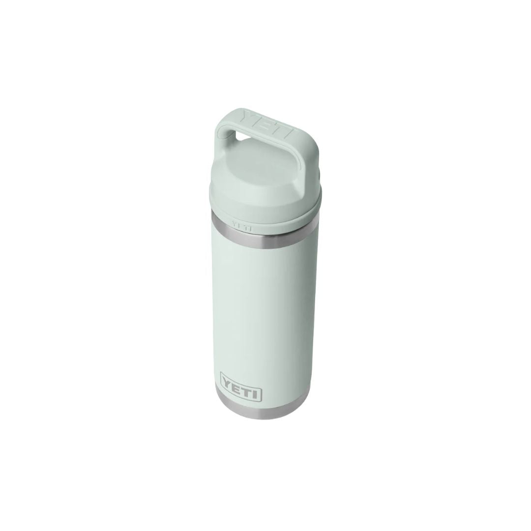 YETI Rambler Bottle Chug V2 18 oz color Ridgeline vista frontal con tapón chug y cuerpo de acero inoxidable.