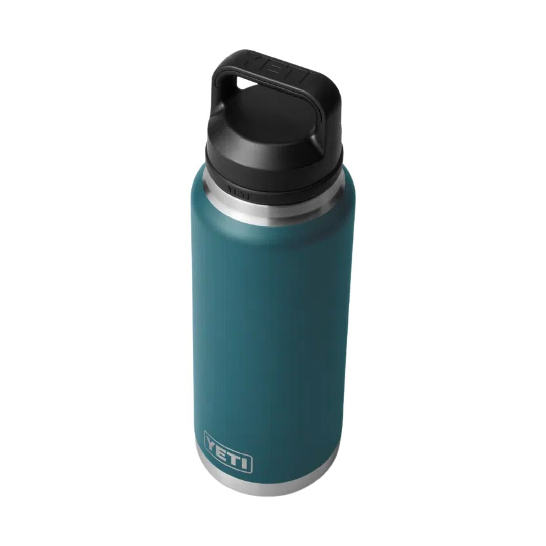 Vista en ángulo superior de la botella YETI Rambler 26 oz en color verde agave teal mostrando el diseño ergonómico y la tapa chug enroscada