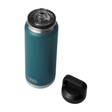 Vista en ángulo superior de la botella YETI Rambler 26 oz en color verde agave teal mostrando el diseño ergonómico y la tapa chug abierta