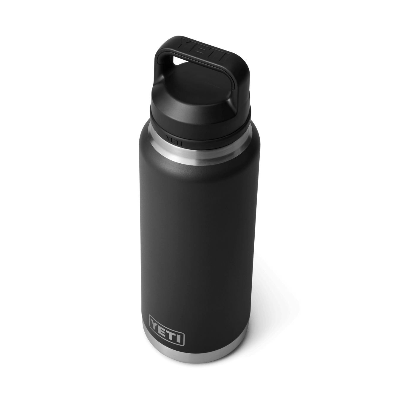 Vista en ángulo superior de la botella YETI Rambler 26 oz en color negro mostrando el diseño ergonómico y la tapa chug enroscada