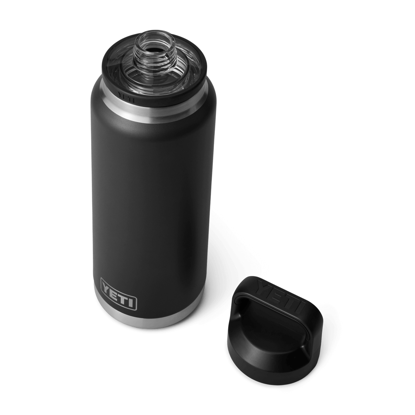 Botella YETI Rambler 26 oz en color negro con la tapa Chug Cap abierta.