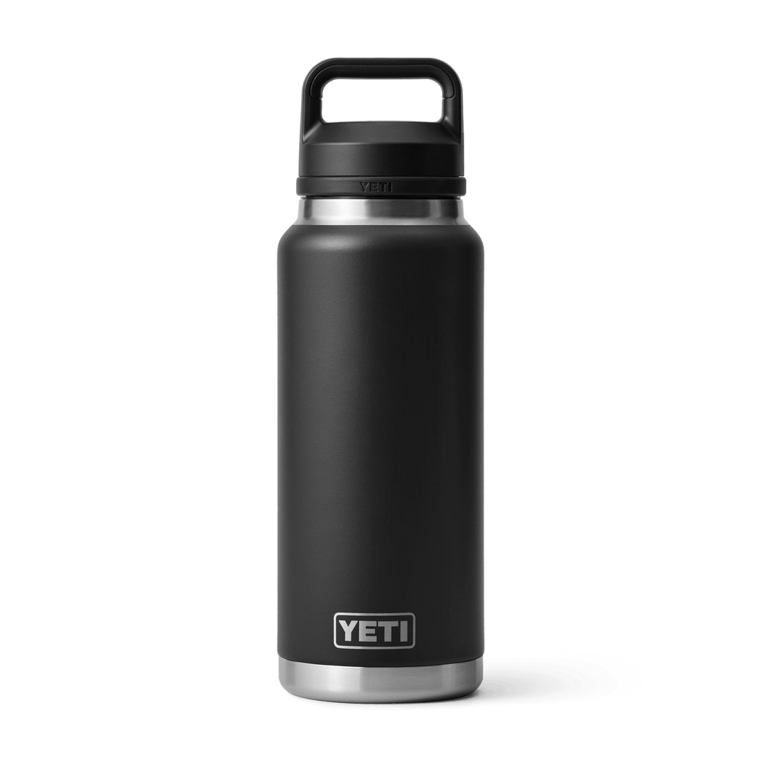 Vista frontal de la botella YETI Rambler 26 oz en color negra con Chug Cap.