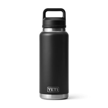 Vista frontal de la botella YETI Rambler 26 oz en color negra con Chug Cap.