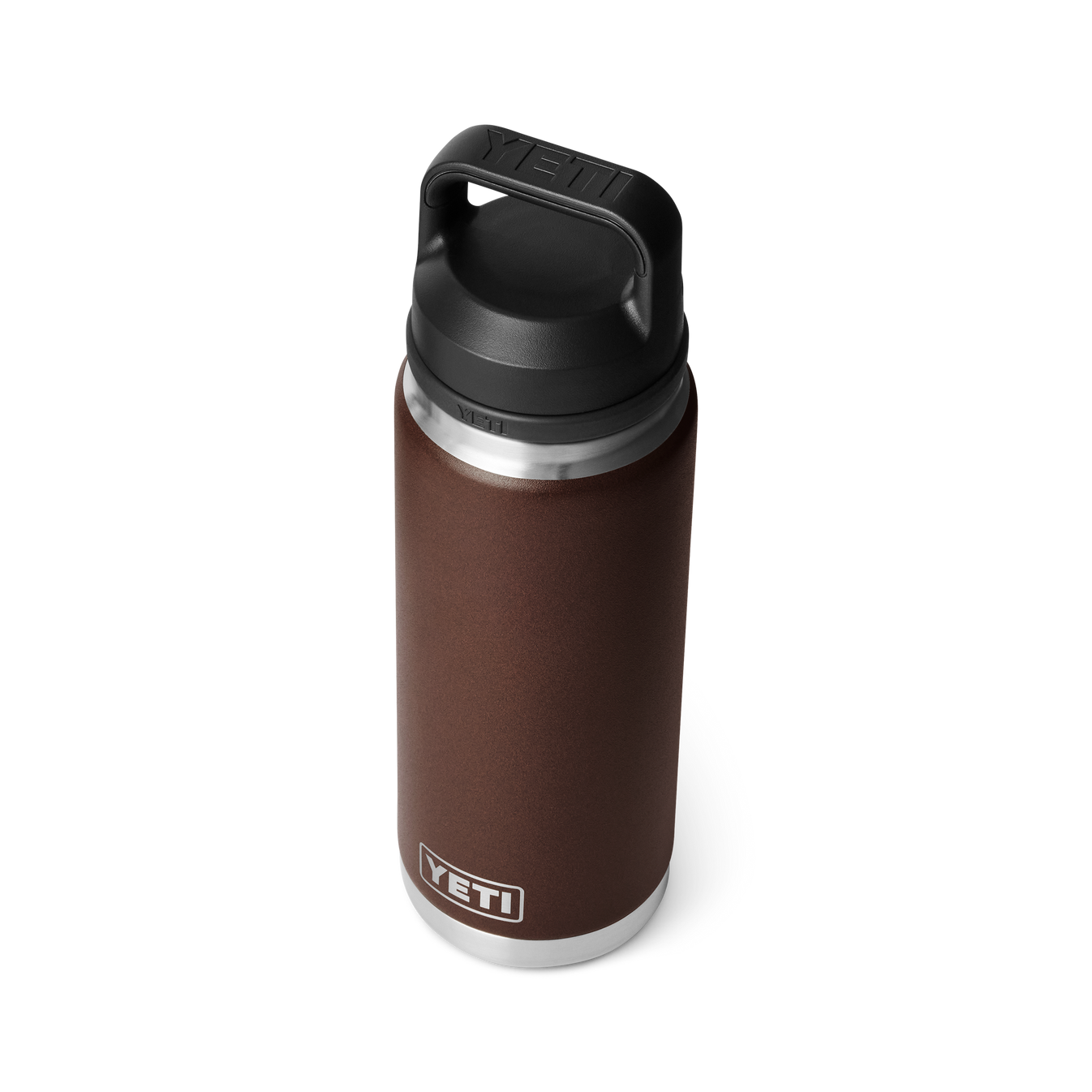 Vista en ángulo superior de la botella YETI Rambler 26 oz en color marrón mostrando el diseño ergonómico y la tapa chug enroscada