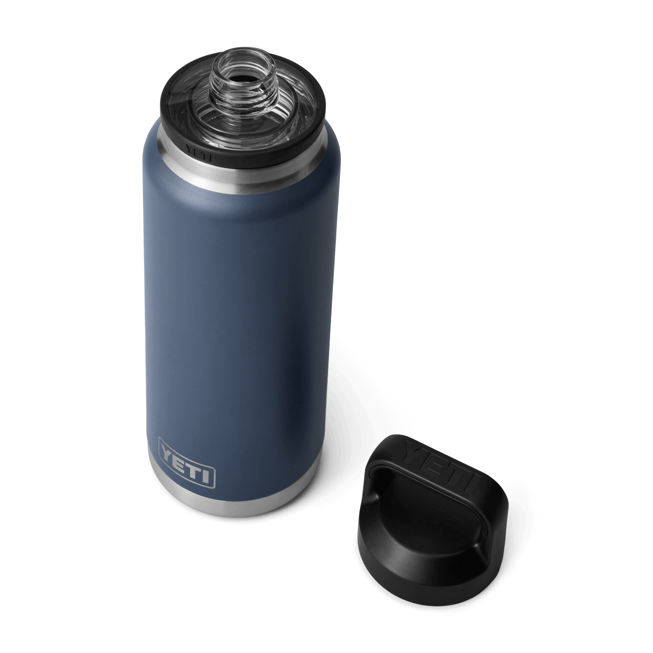 Botella YETI Rambler 26 oz en color azul marino con la tapa Chug Cap abierta.