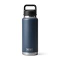 Vista frontal de la botella YETI Rambler 26 oz en color azul marino con Chug Cap.