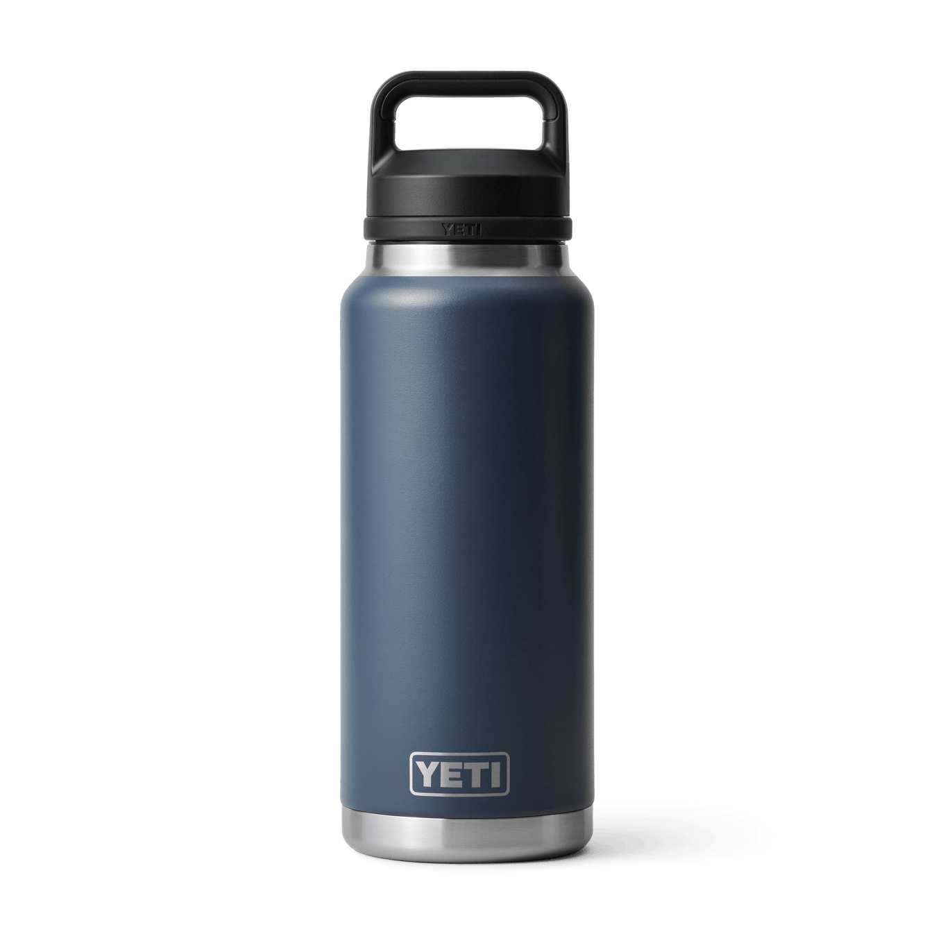 Vista frontal de la botella YETI Rambler 26 oz en color azul marino con Chug Cap.