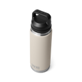 Vista en ángulo superior de la botella YETI Rambler 26 oz en color beige mostrando el diseño ergonómico y la tapa chug enroscada