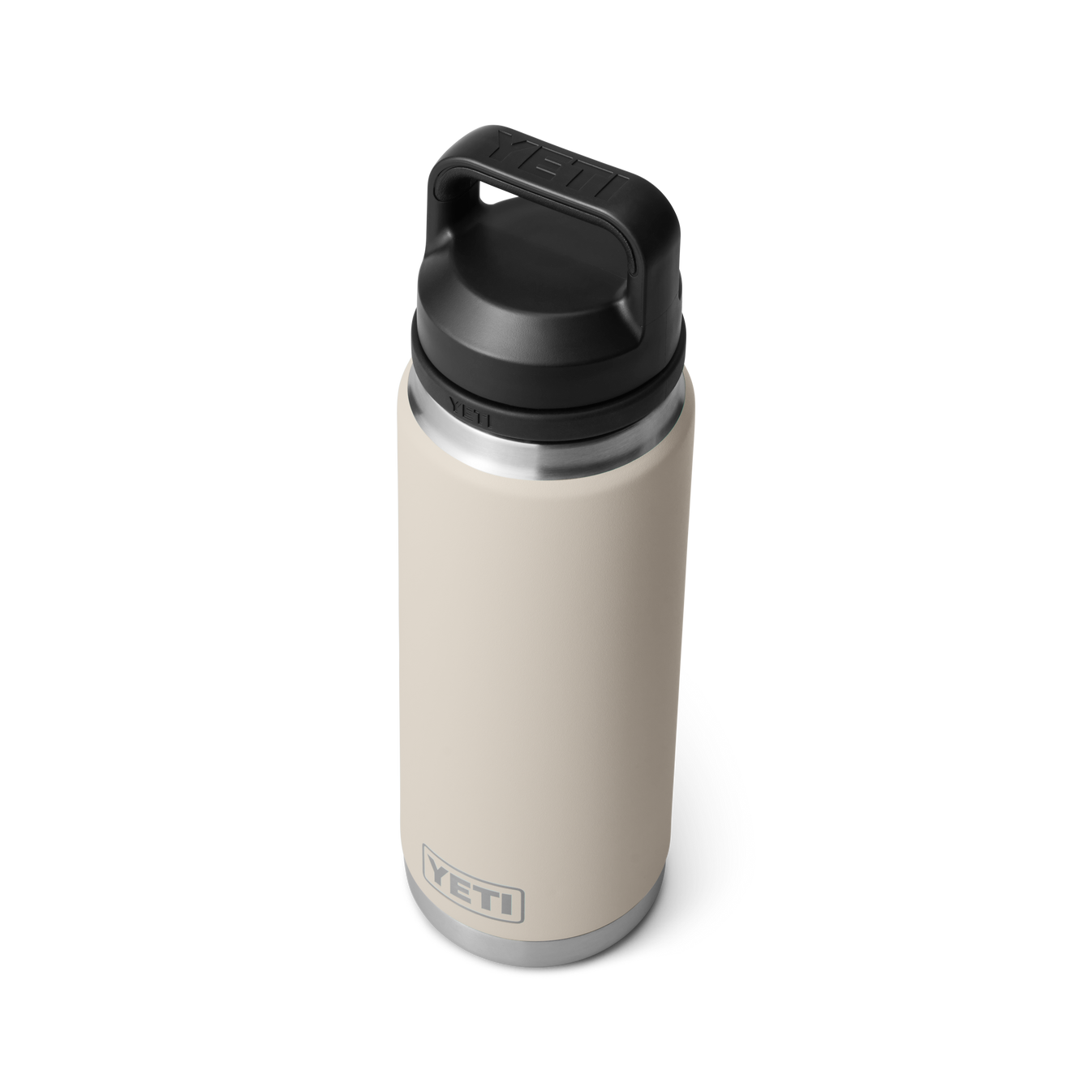 Vista en ángulo superior de la botella YETI Rambler 26 oz en color beige mostrando el diseño ergonómico y la tapa chug enroscada